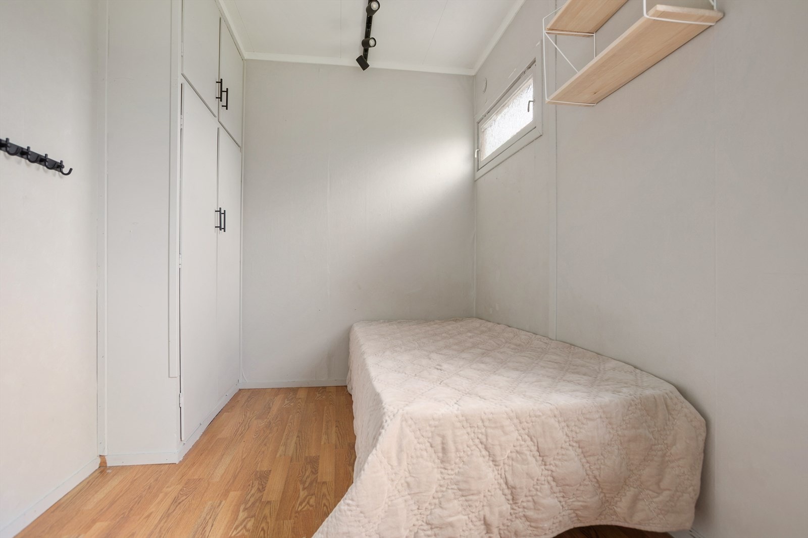 Soverom 2 har garderobeskap med godt med oppbevaring Galleribilde