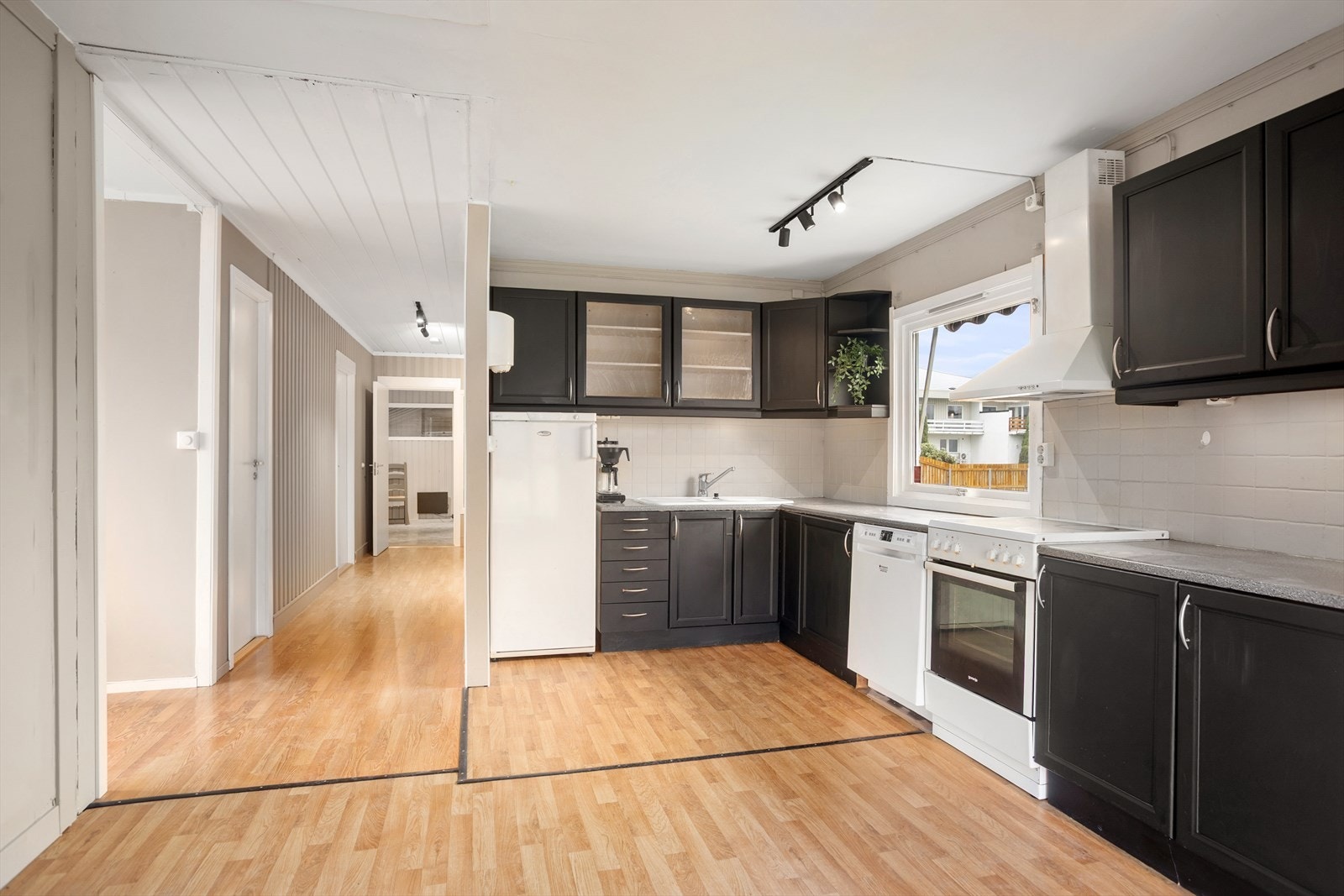 Spisestuen ligger praktisk til ved kjøkkenet som gjør at man lett kan underholde gjester mens man lager mat Galleribilde