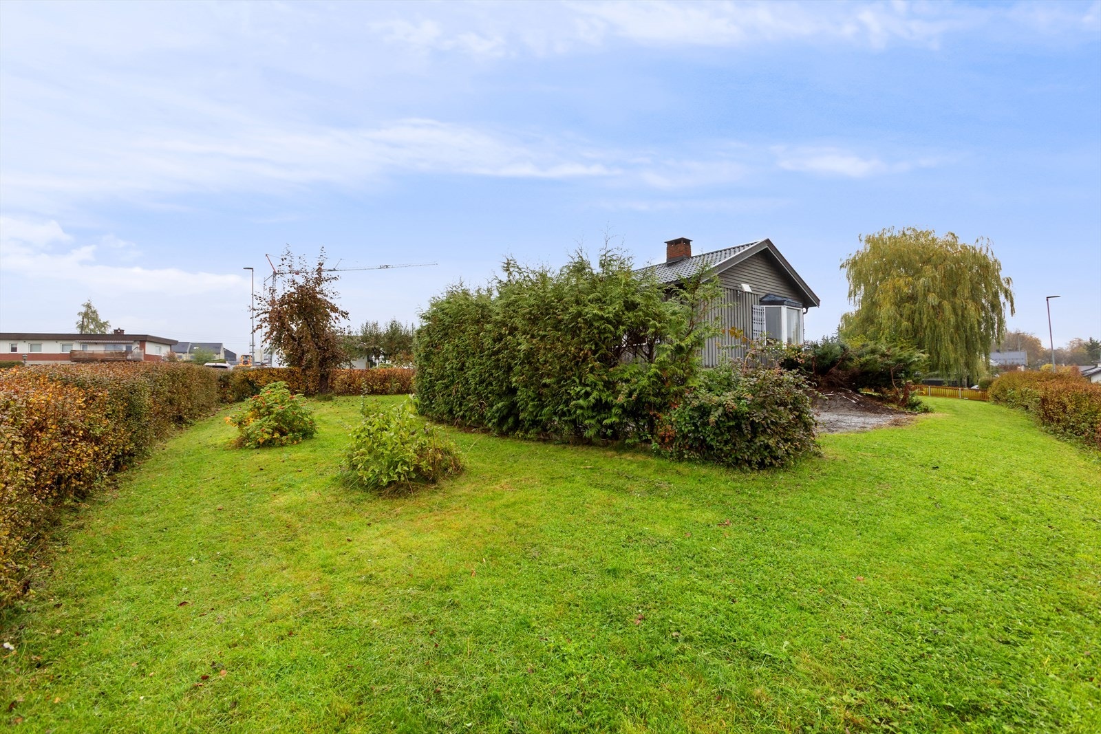 Tomten på baksiden er skilt av, her vil det mest sannsynlig bli bebygget Galleribilde