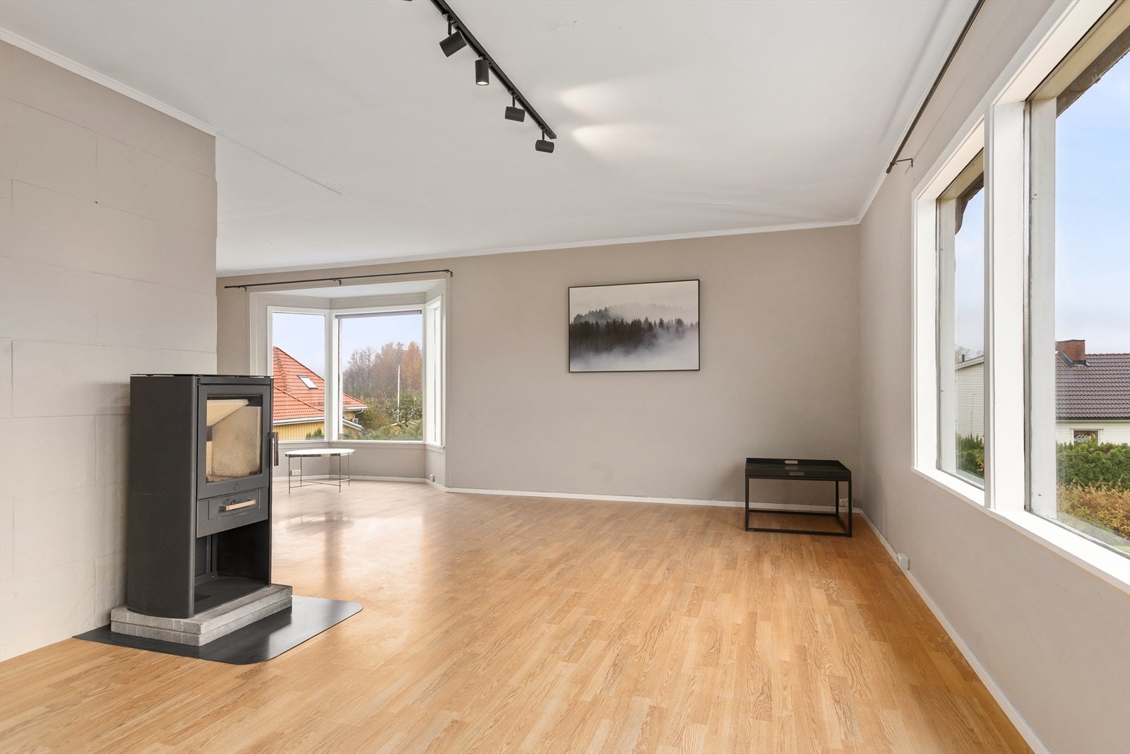 Stuen er meget romslig, og har en åpen løsning mot spisestue og videre inn mot kjøkkenet Galleribilde