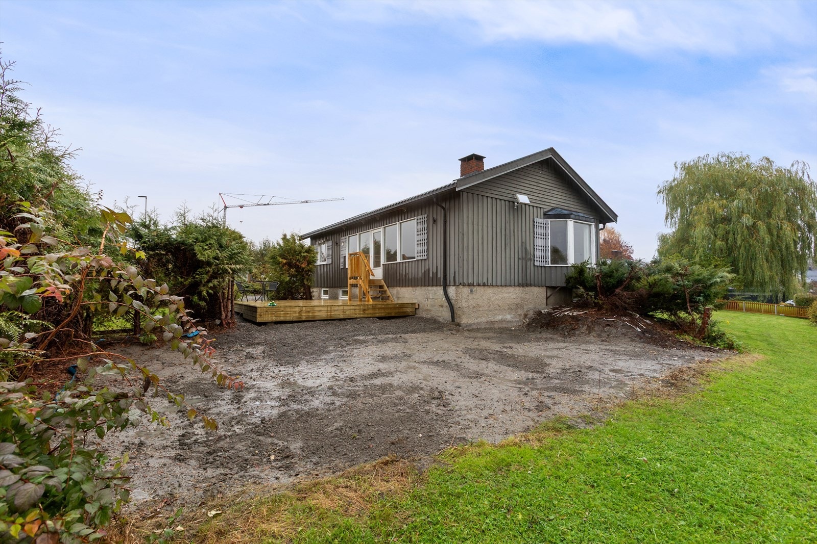 Boligen har store uteområder med god boltreplass Galleribilde