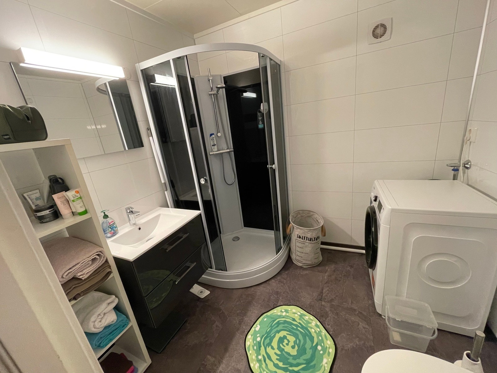 Bad i leilighet er pusset opp med nye vegger, byttet sluk og rettet ut gulv, samt lagt nytt belegg i 2025. Galleribilde