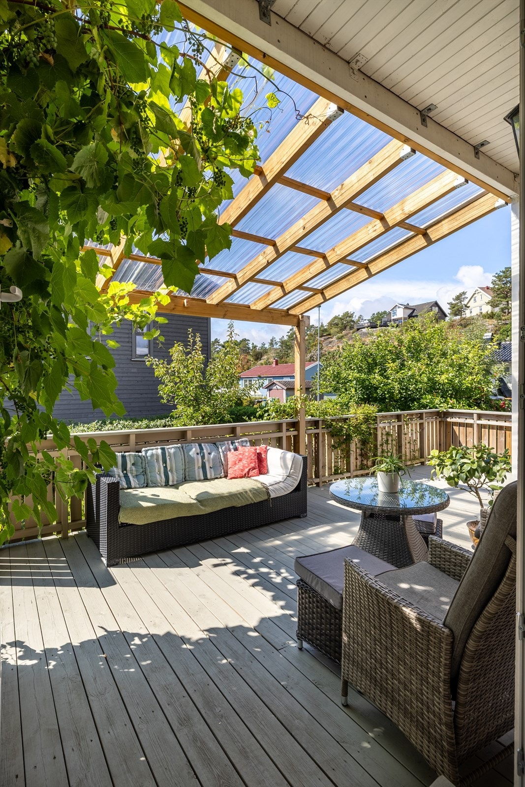 Det er god plass til flere hyggelige sittegrupper, grill og beplantning Galleribilde