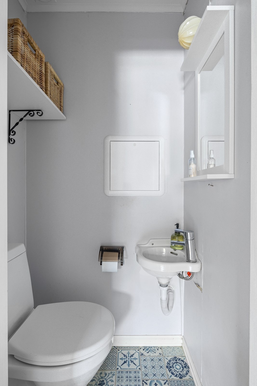 I tillegg til baderommene er det også et praktisk toalettrom i tilknytning til soveromsgangen. Toalettrommet er innredet med toalett og vask Galleribilde