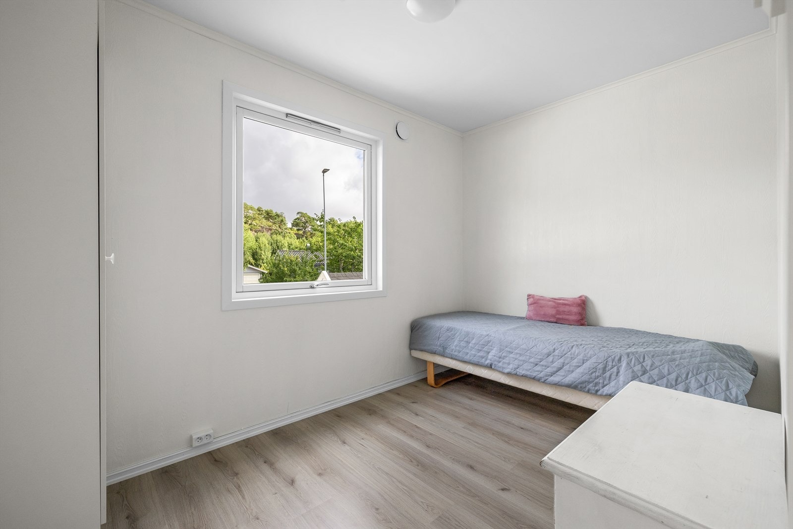 Alle soverommene har gulv med laminat og malte/tapetserte flater og panel Galleribilde