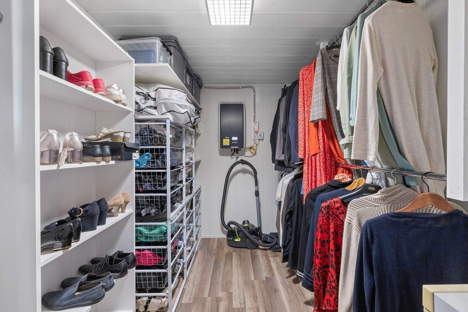 I tilknytning til soverommet i kjelleren er det walk-in closet Galleribilde