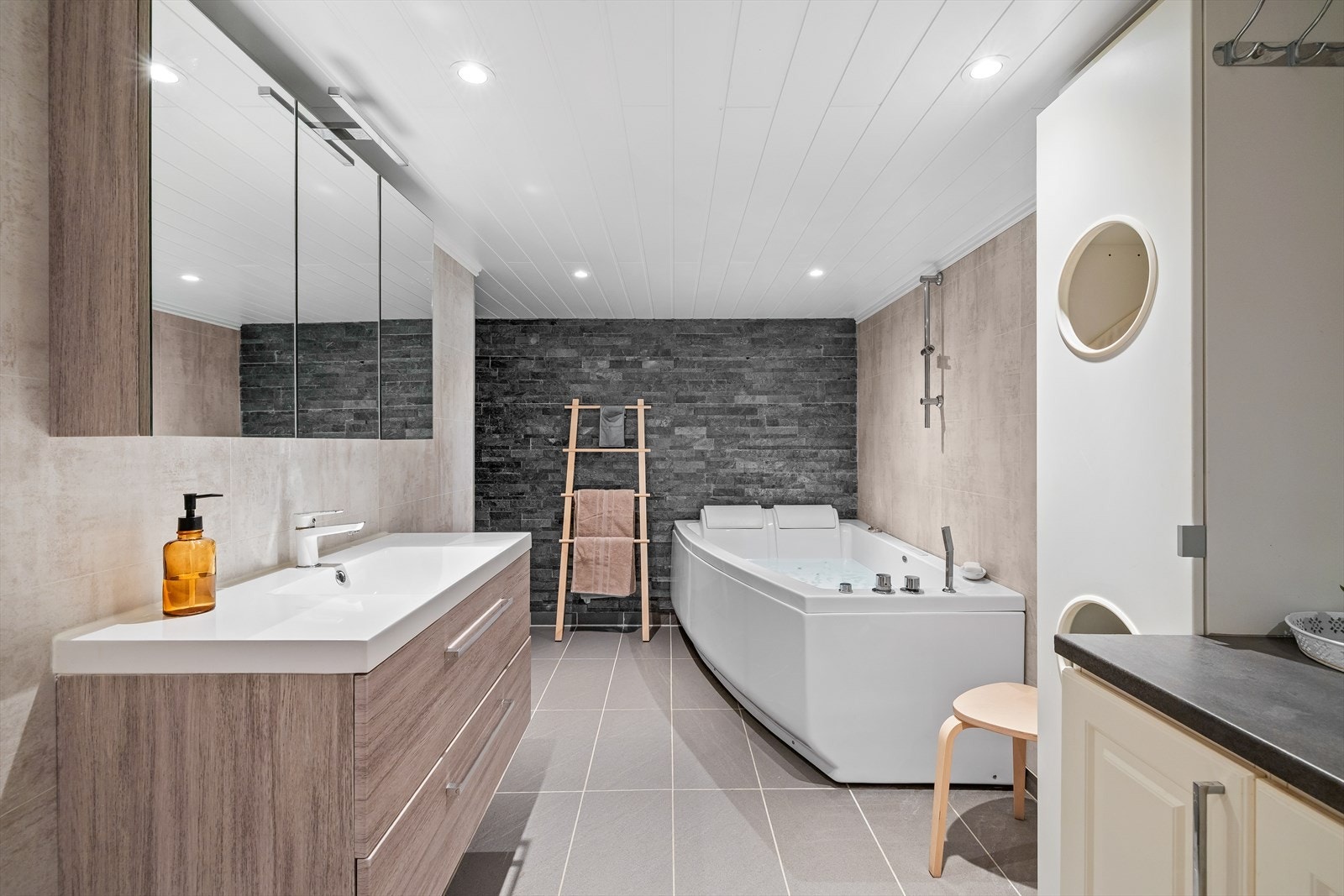 Baderommet/vaskerommet i kjelleren er fra ca. 2019/2020 Galleribilde