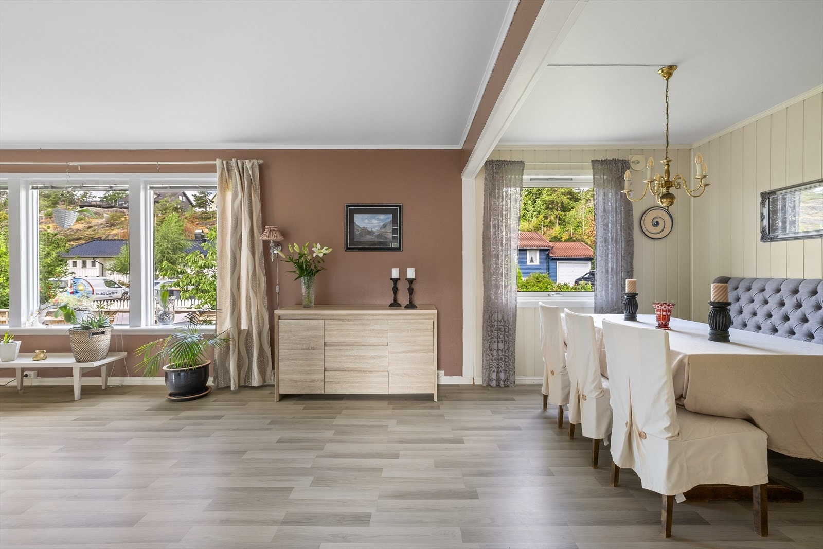 Det er laminatgulv, malte plater i taket og malte/tapetserte flater i forskjellige fargevalg Galleribilde