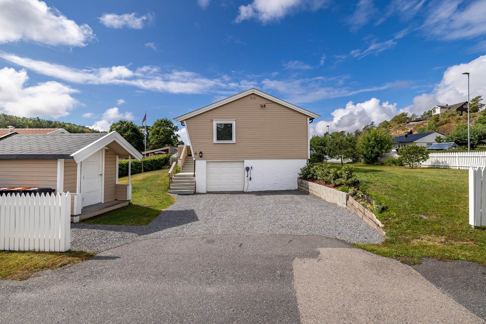 Integrert garasje og el-billader montert ved garasjeporten Galleribilde