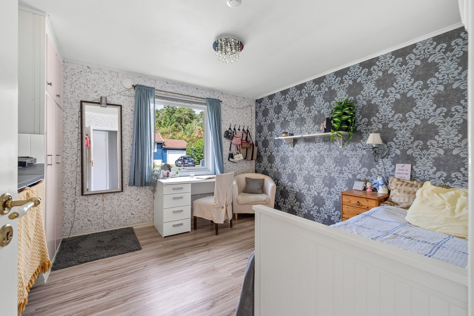 Boligen har 3 gode soverom. Soverommet har god plass til dobbeltseng, pult og garderobeløsning Galleribilde