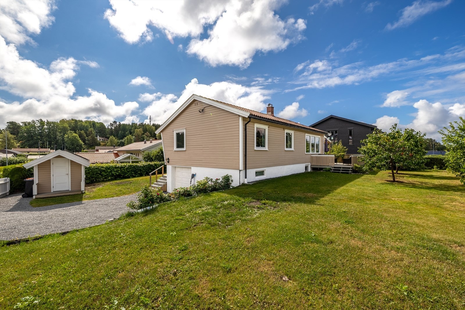 Det er flott beplantning, drivhus og gressplen Galleribilde