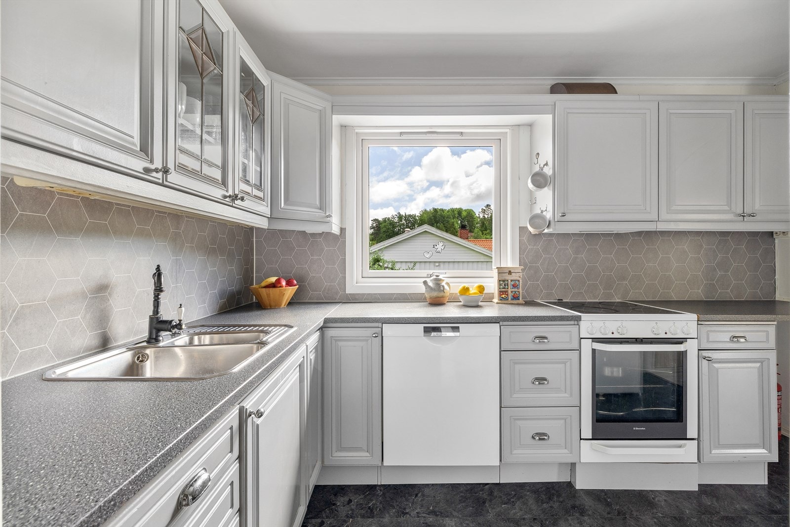 Her har du godt med både skap- og benkeplass Galleribilde