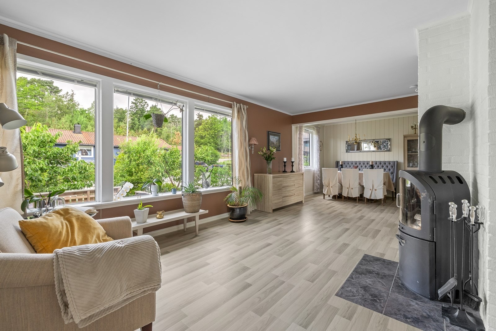 Eneboligen har en stor stue i hovedetasjen, med flere soner for innredning Galleribilde