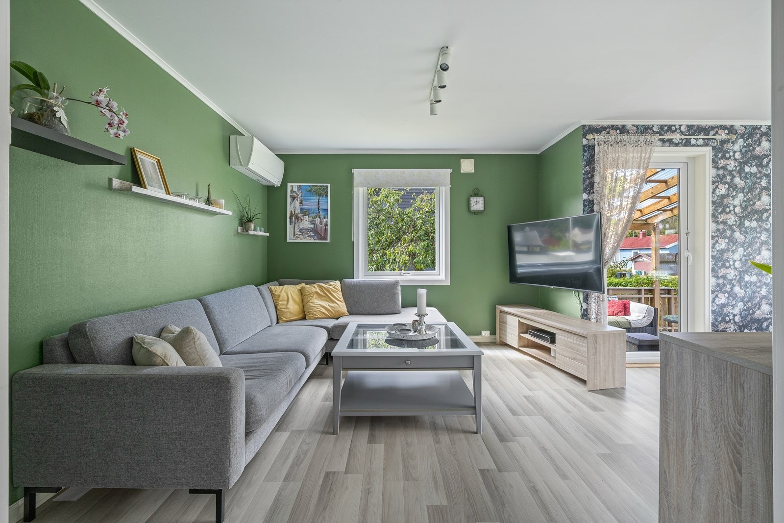 Det er både spisestue og TV-stue, perfekt for ulike soner Galleribilde