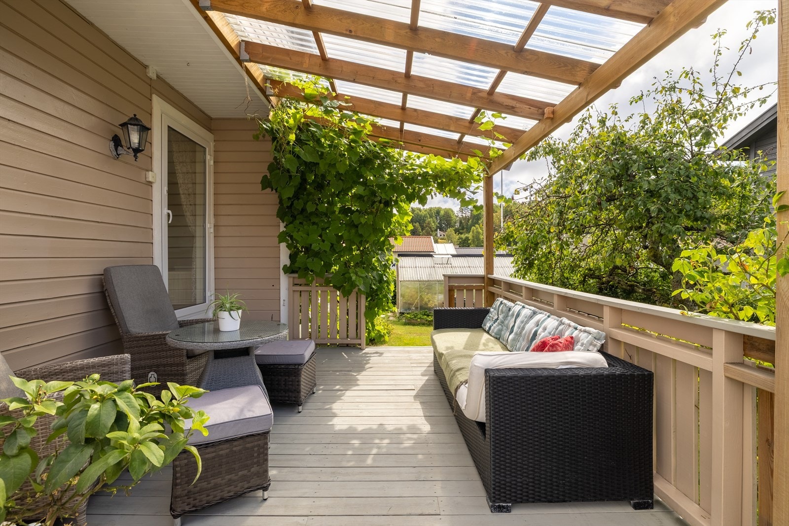 Fra stuen er det utgang til en delvis takoverbygget terrasse på ca. 30 kvm Galleribilde