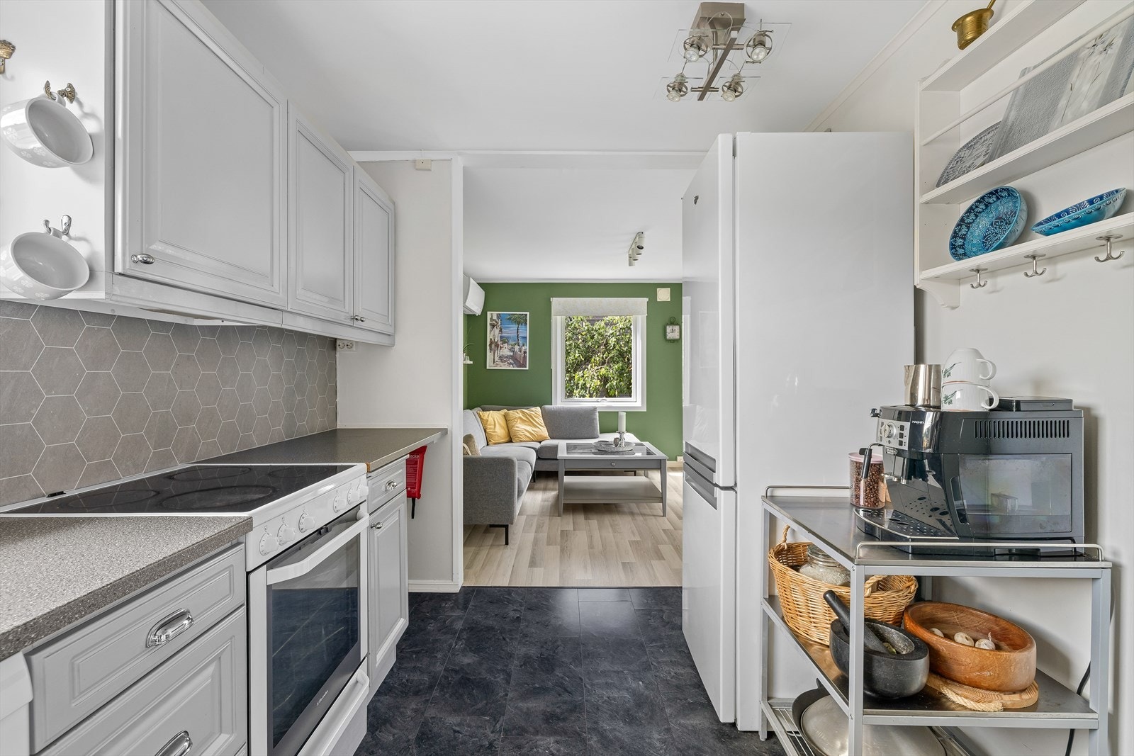 Av hvitevarer er det kjøl/fryseskap, oppvaskmaskin, komfyr og vannstoppesystem. Hvitevarene er ikke integrerte og medfølger ikke boligen Galleribilde