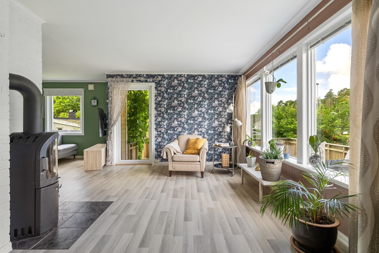 Det er installert varmepumpe og vedovn som gir ekstra varme på de kaldeste vinterdagene Galleribilde