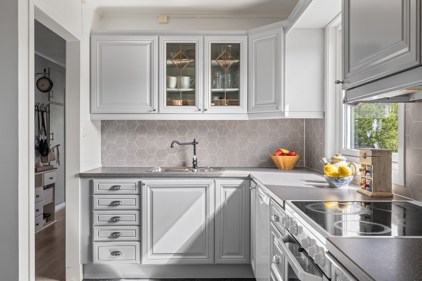 I 2016 ble kjøkkenet modernisert med ny benkeplate, vaskekum, armatur, knotter, håndtak og det ble malt Galleribilde