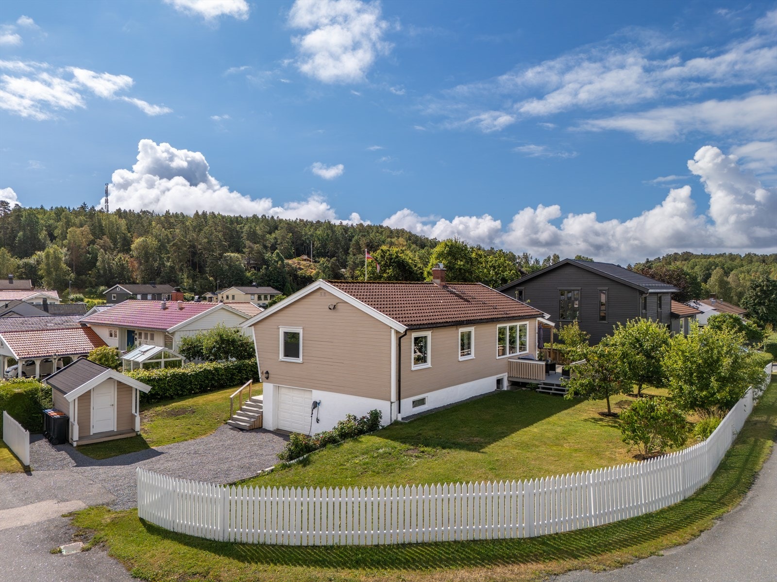 Eiendommen ligger i et ettertraktet og etablert område på Gon/Rekkevik i Larvik kommune Galleribilde