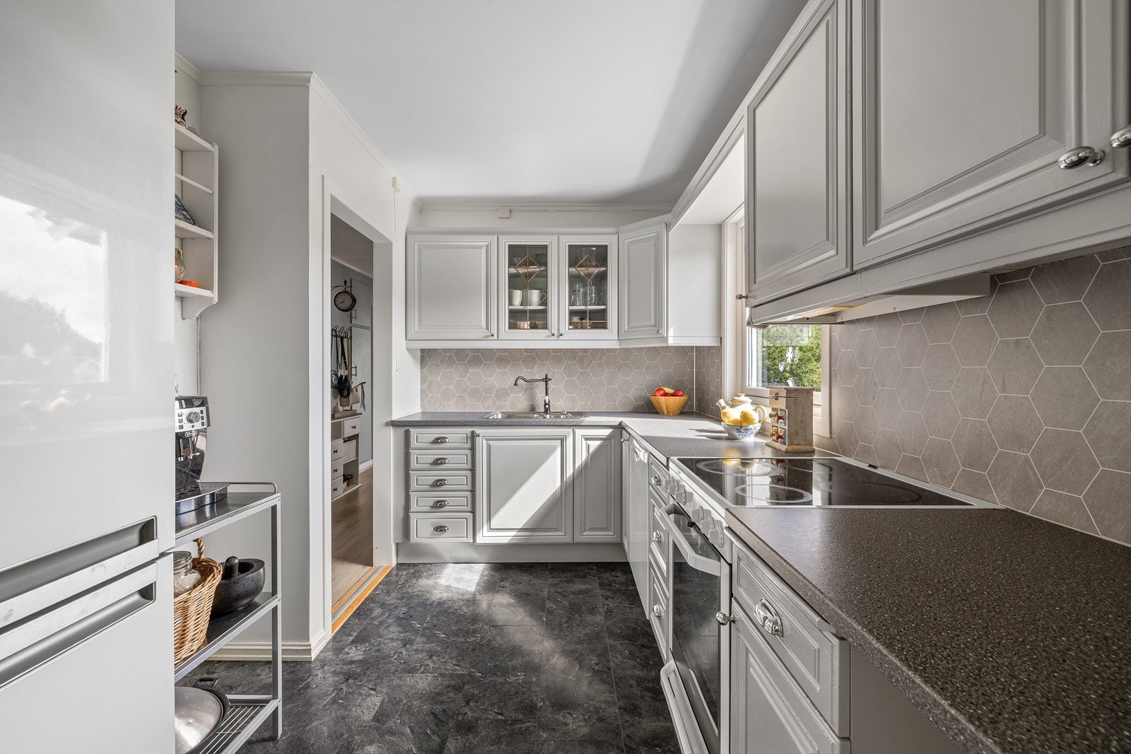 Lyst, romslig kjøkken med profilerte fronter og laminat benkeplate Galleribilde