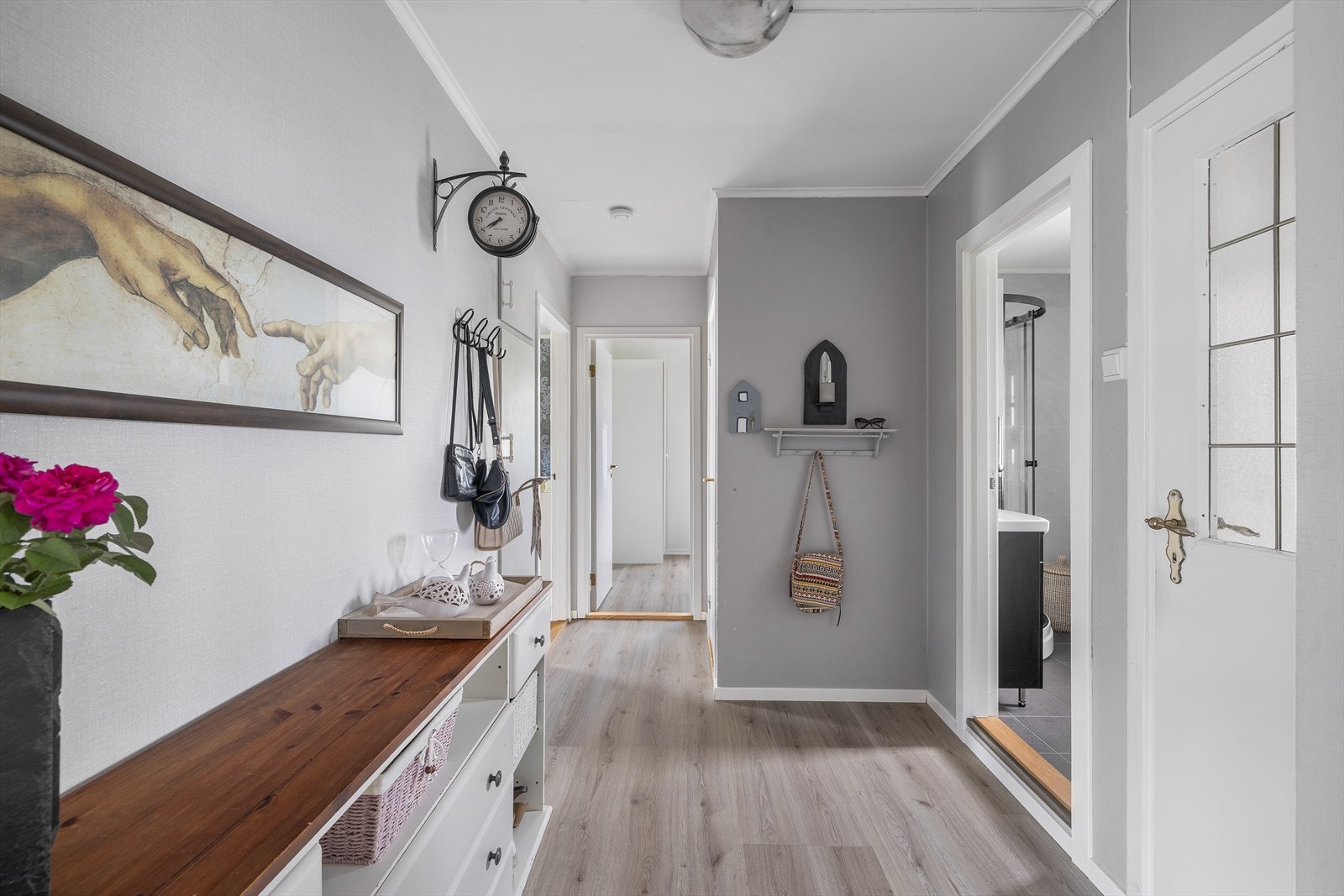 Det er god plass til å henge fra seg jakker, vesker og sko i gangen Galleribilde