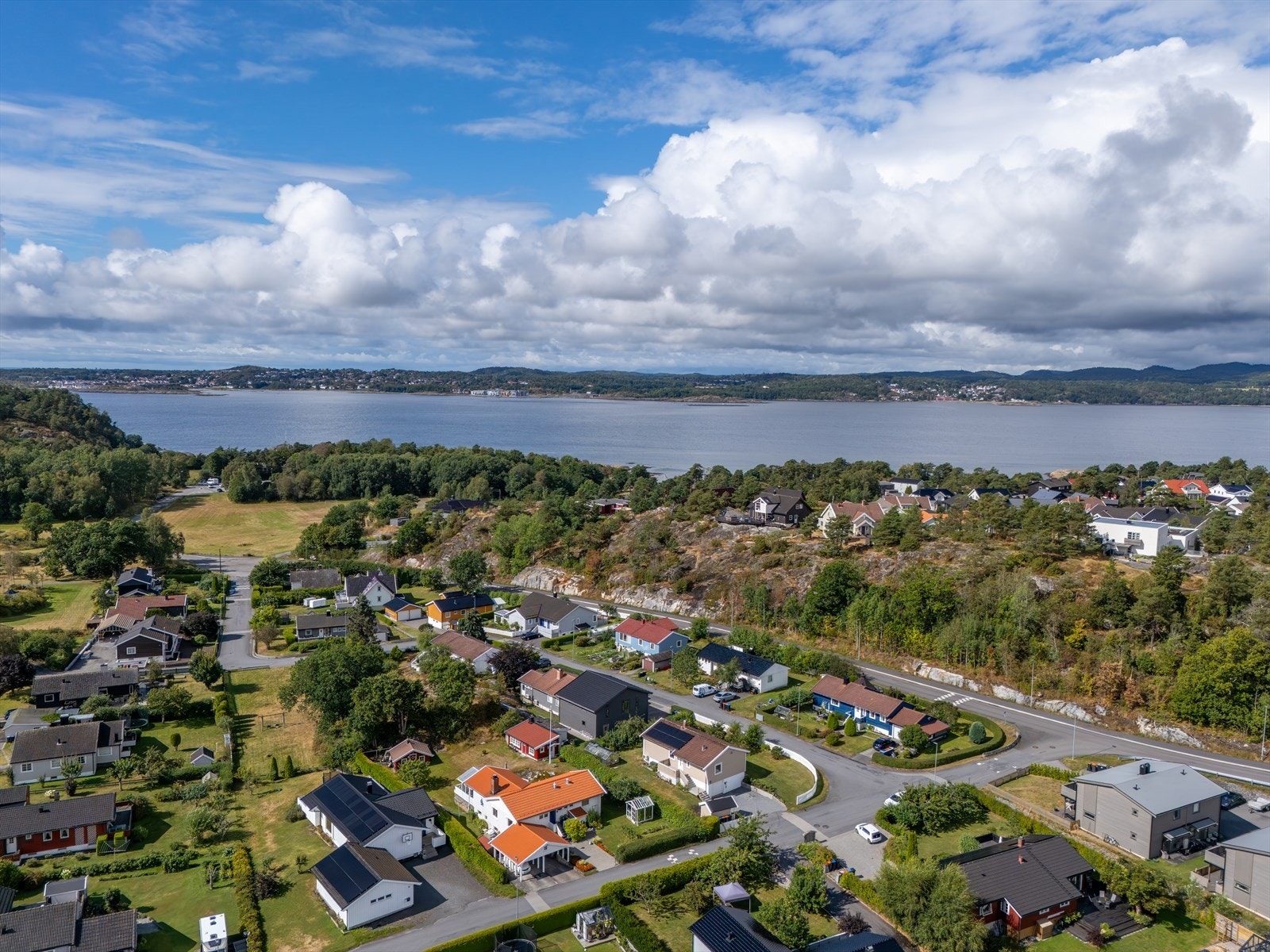 Det er kort vei til skole, barnehager, idrettsanlegg og muligheter for friluftsaktiviteter året rundt.
I tillegg er det ca. 11 minutter til sentrum i Larvik. I Larvik sentrum har du alt du trenger av butikker, kafeer, restauranter og servicefunksjoner Galleribilde