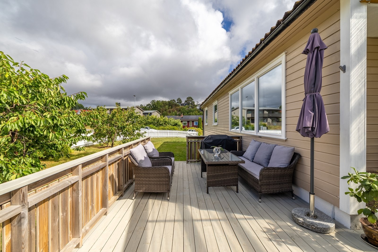 Her kan barna leke trygt i hagen mens grillmiddagen klargjøres Galleribilde