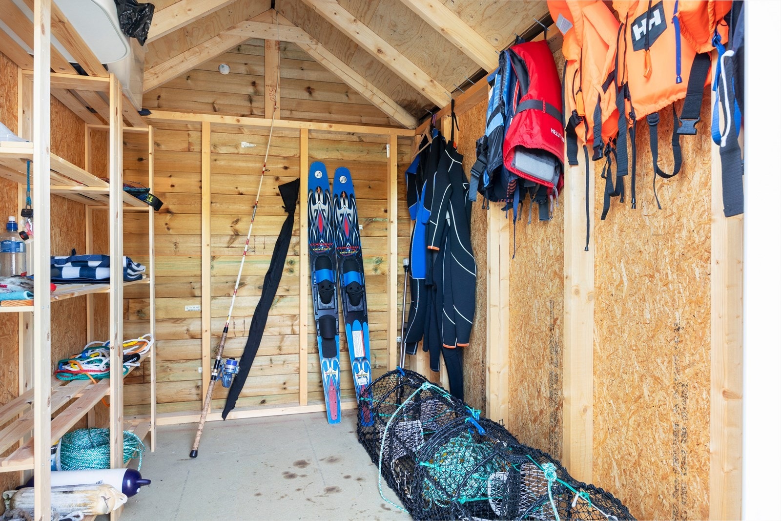 Sjøbod ved sjøen medfølger handelen. Galleribilde