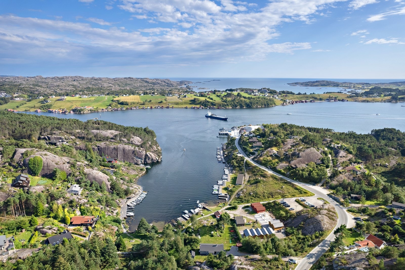 I nærområdet finner du flotte turmuligheter, bademuligheter og gode fiskeforhold. For sport- og friluftsentusiaster ligger Maurholen golfpark bare noen minutter unna. Galleribilde