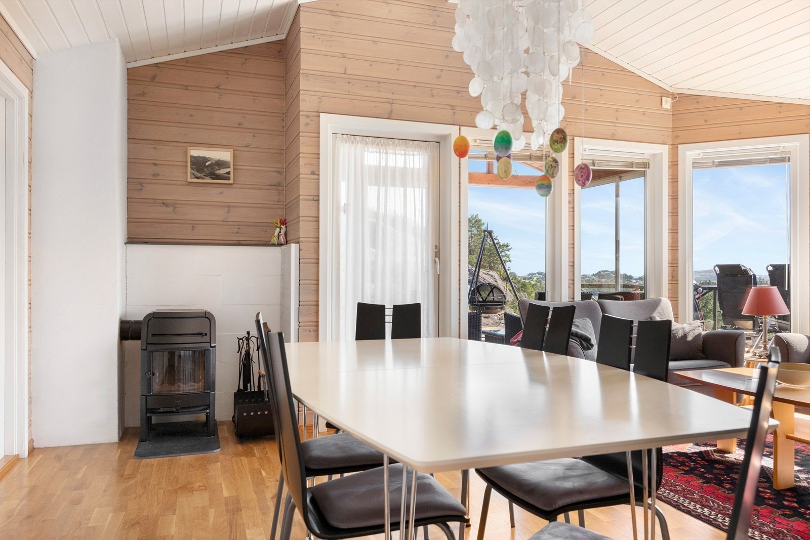 Kjøkkenet er lyst og moderne, med en stilren innredning som preges av slette fronter og benkeplate i laminat med nedfelt vask. Galleribilde