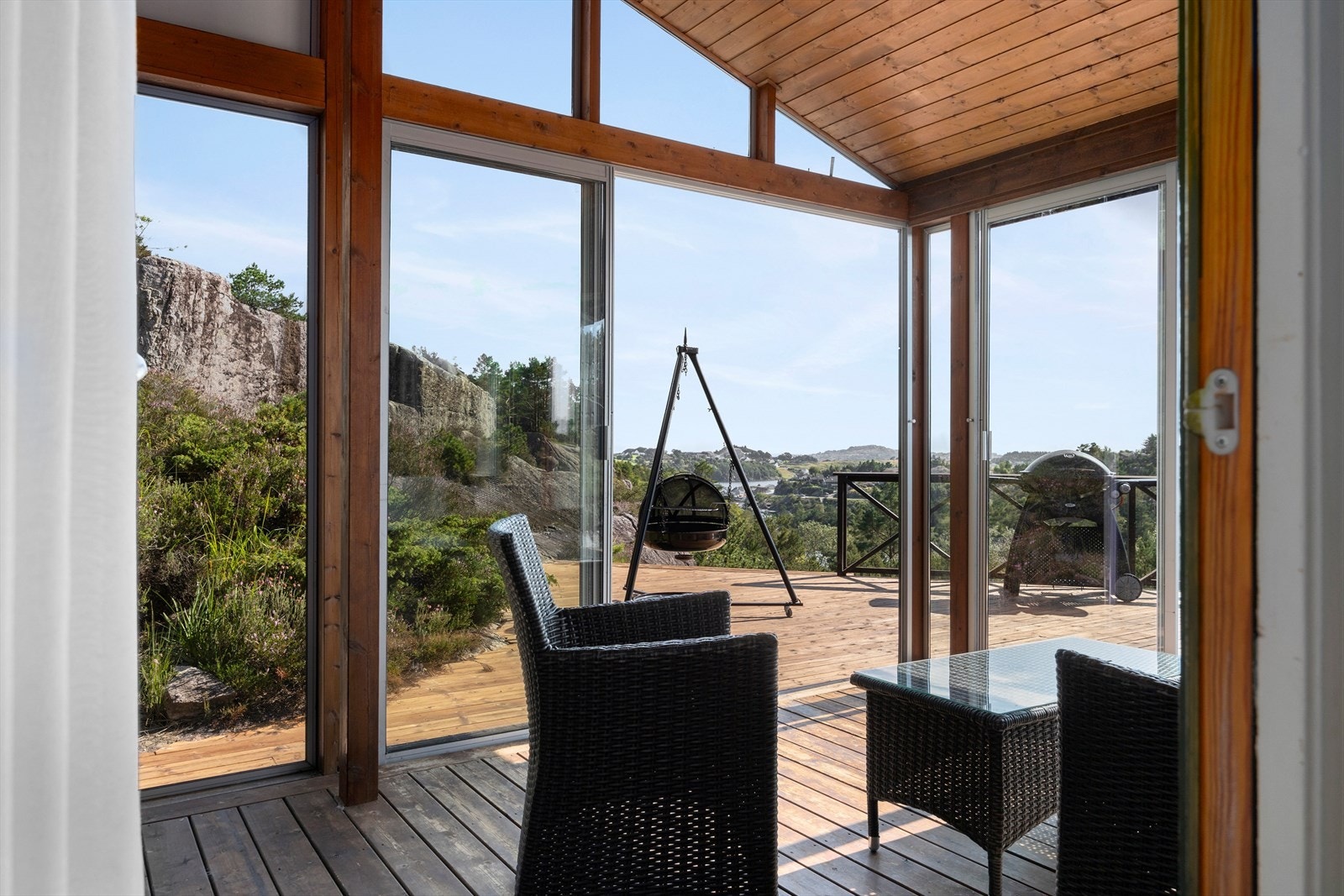 Fra stuen har du utgang til en innglasset terrasse, som fungerer som ei ekstra stue - perfekt for lange sommerkvelder, isolerglass gjør også sommeren ekstra lang. Galleribilde