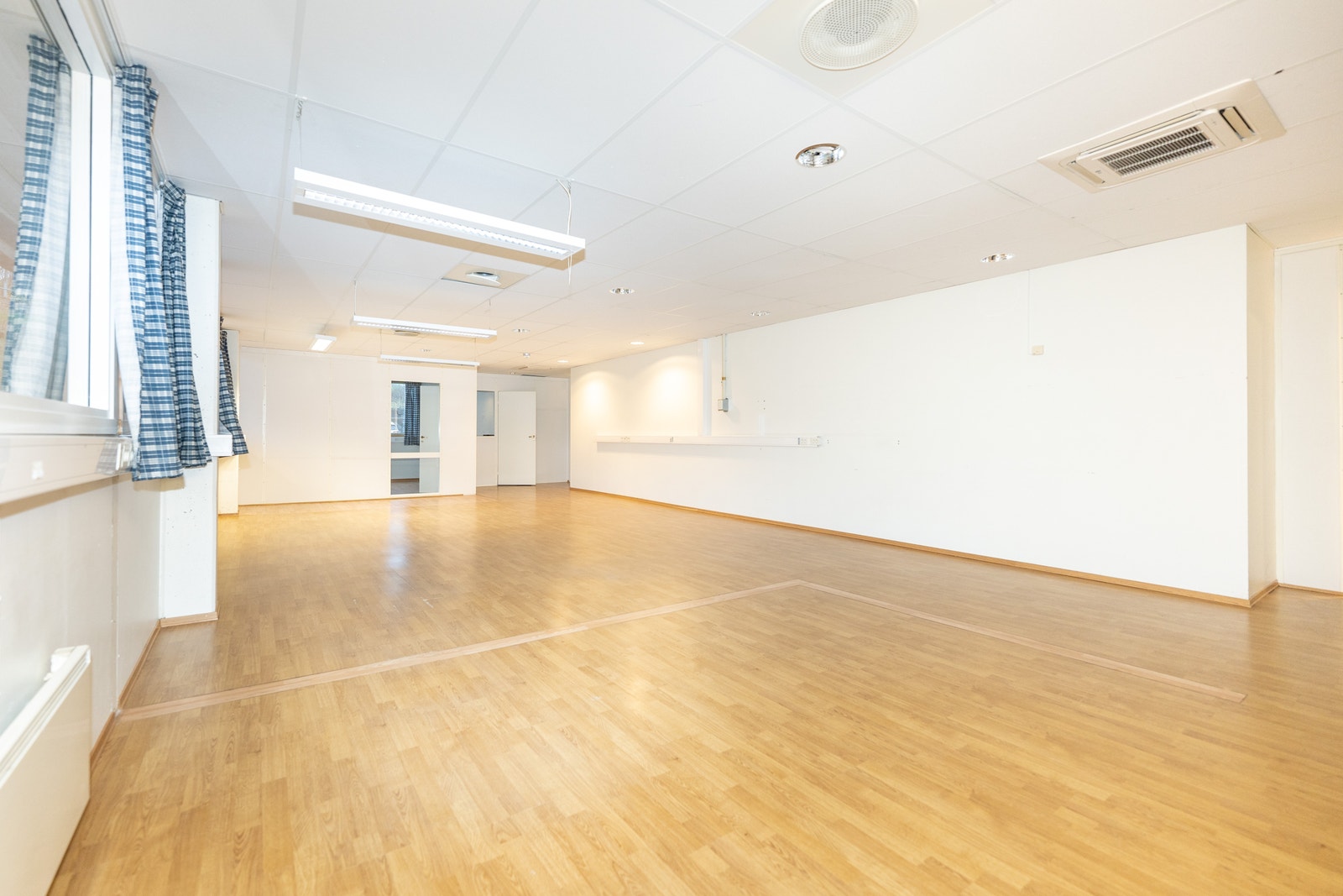 Stort og lyst kontorlandskap Galleribilde