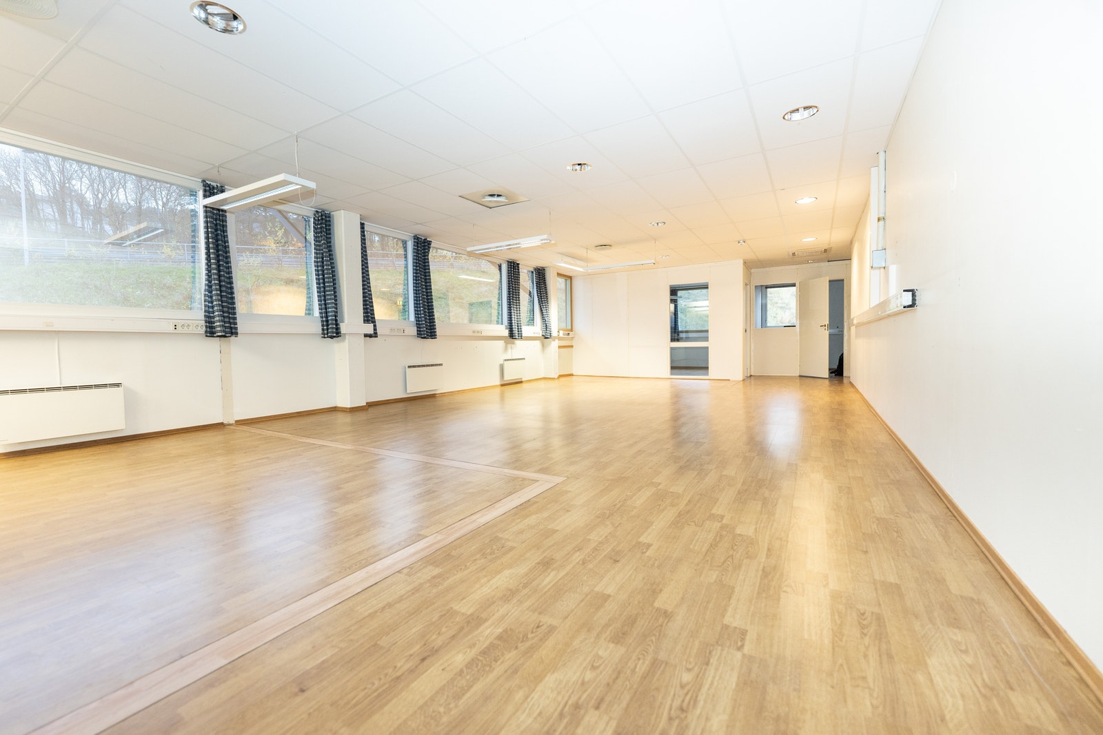 Stort og lyst kontorlandskap Galleribilde