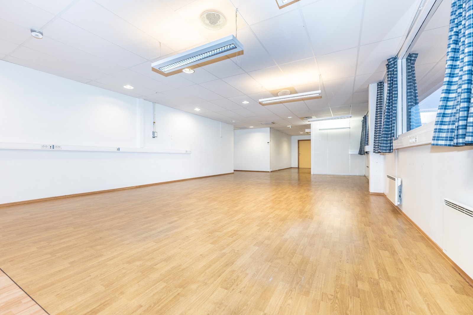 Stort og lyst kontorlandskap Galleribilde