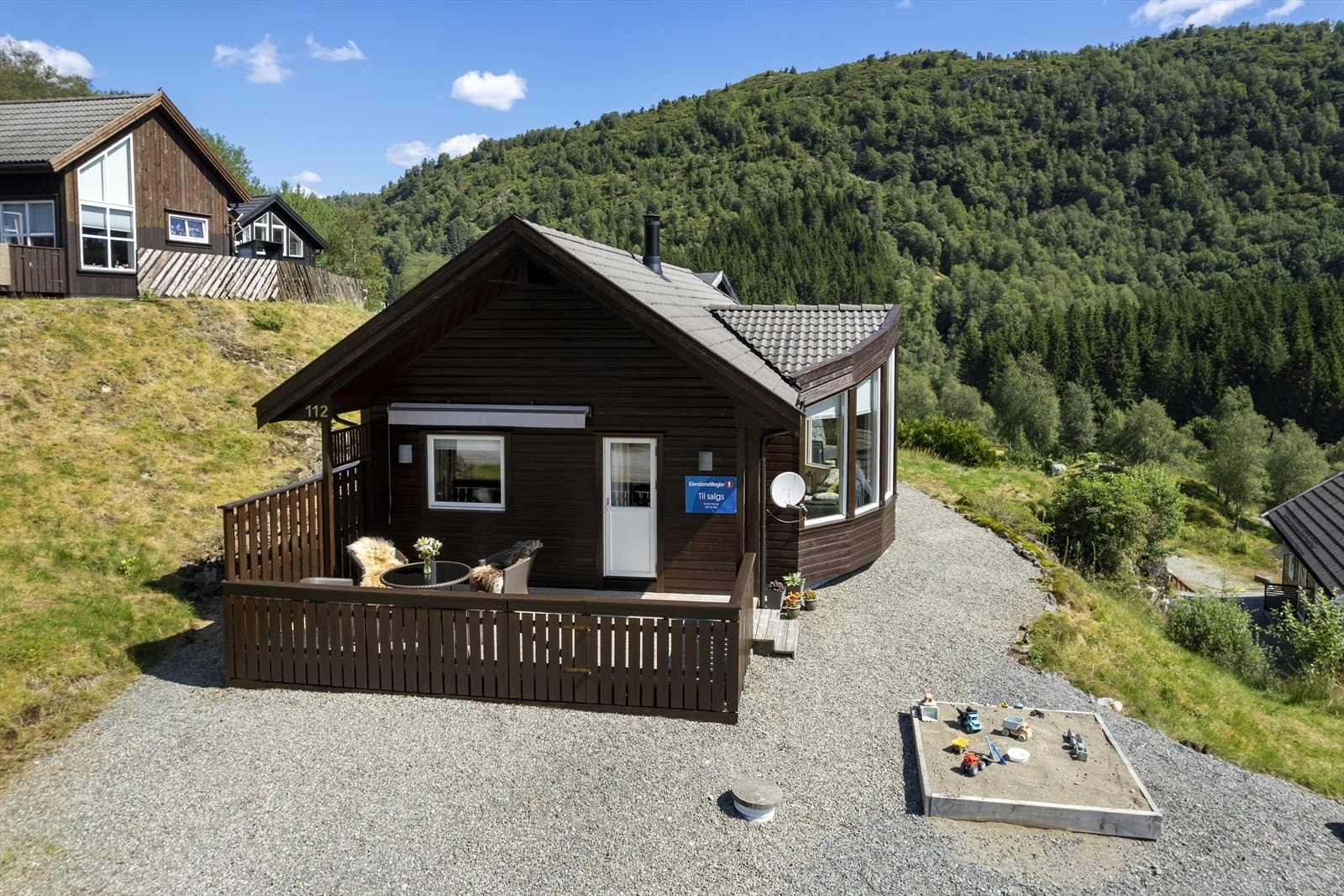 Tomten er lettstelt og er opparbeidet med singel og terrasseområder som krever minimalt med vedlikehold. Galleribilde
