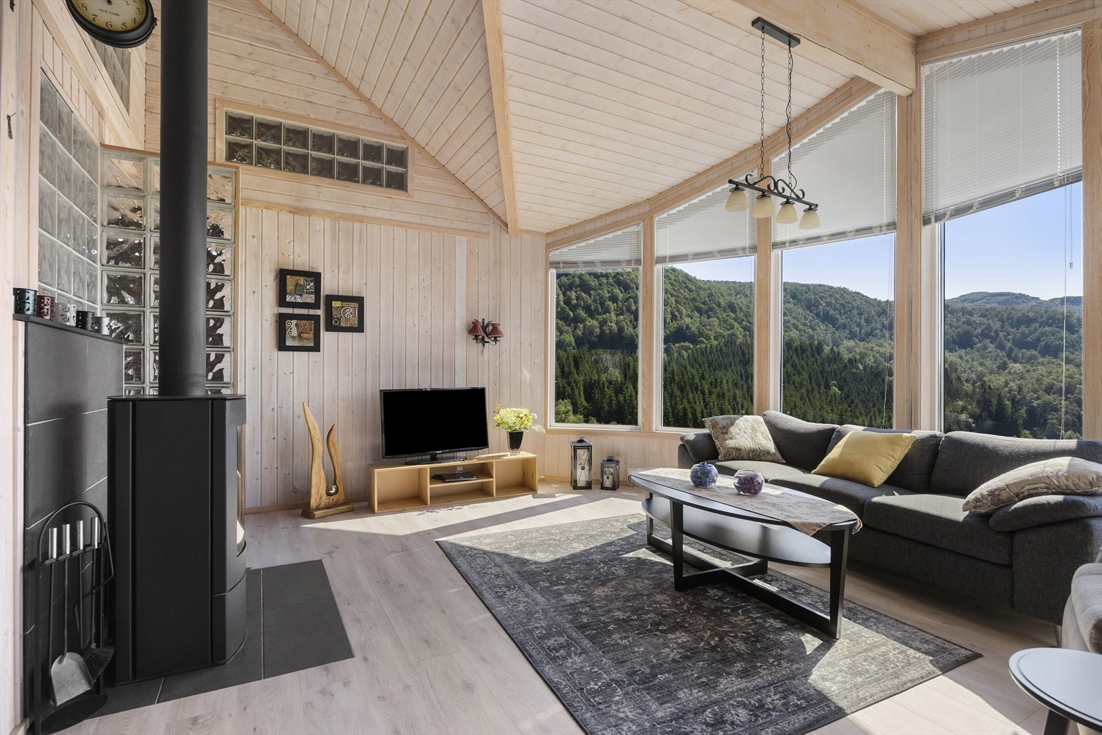 Takets høye himling gir en luftig og behagelig romfølelse. Galleribilde