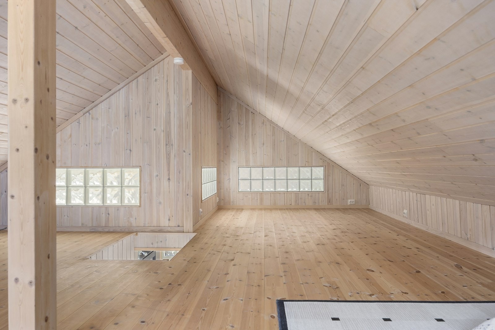 Hemsen er ikke målbar pga lavhøyde. Gulvarealet er på 28 m2. Galleribilde