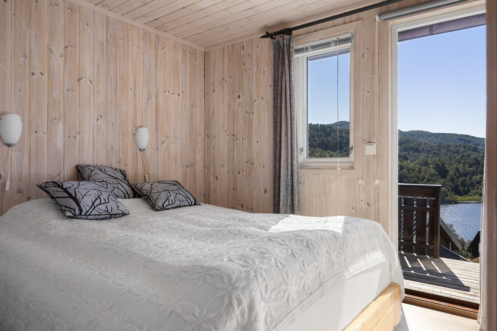 Soverom 1 har utgang til terrasse. Galleribilde