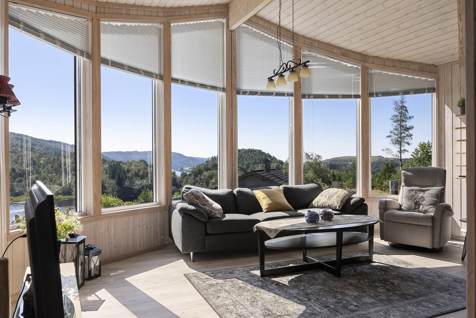 Fin sofakrok ved de flotte vinduene. Galleribilde