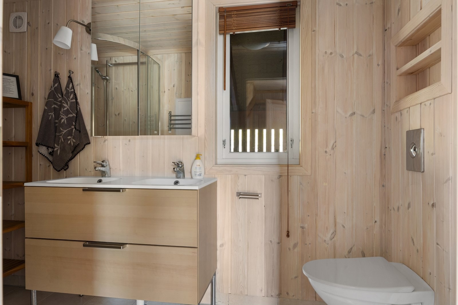 Dette er et moderne og funksjonelt baderom designet for å dekke hele familien sine behov. Galleribilde