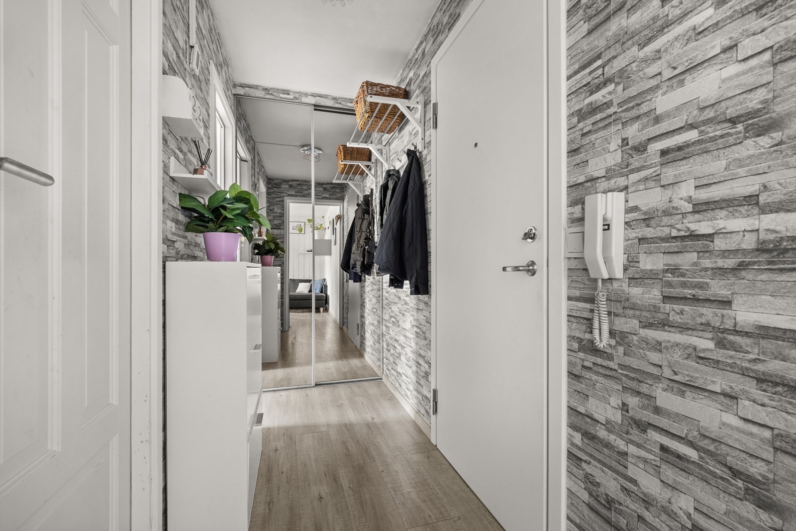 Velkommen hjem! Praktisk hall med plass for å henge av seg, samt skyvedørsgarderobe med speilfronter Galleribilde