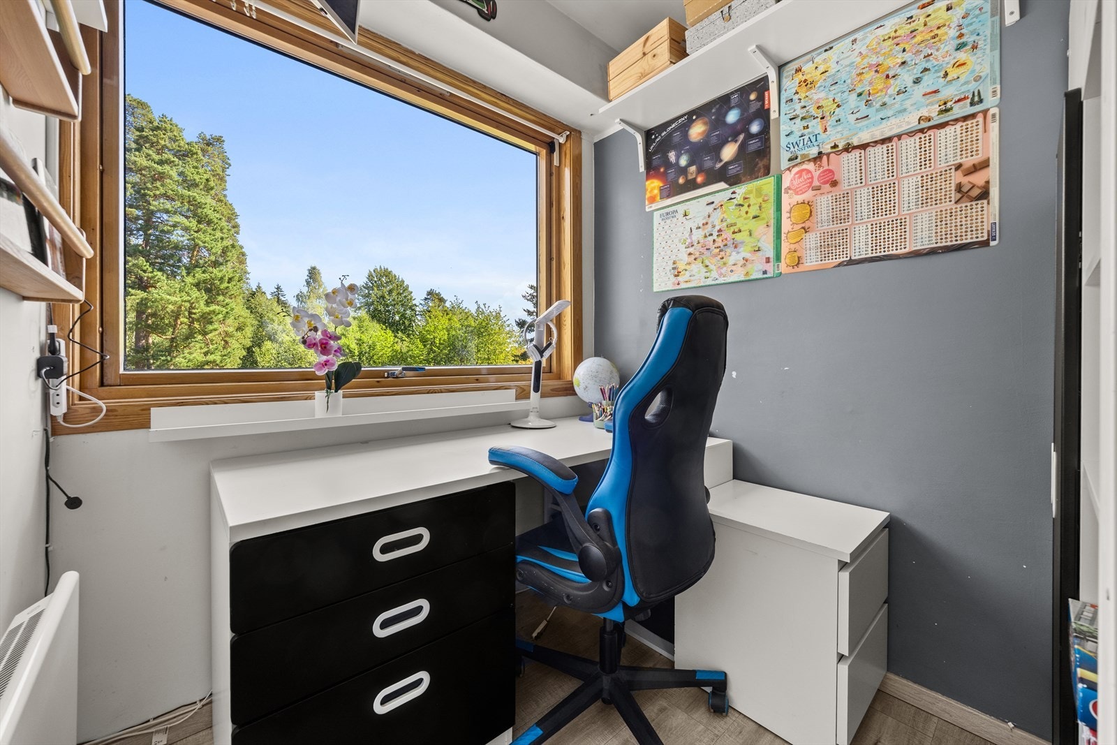 Rommet har plass for både seng og tilhørende pult Galleribilde