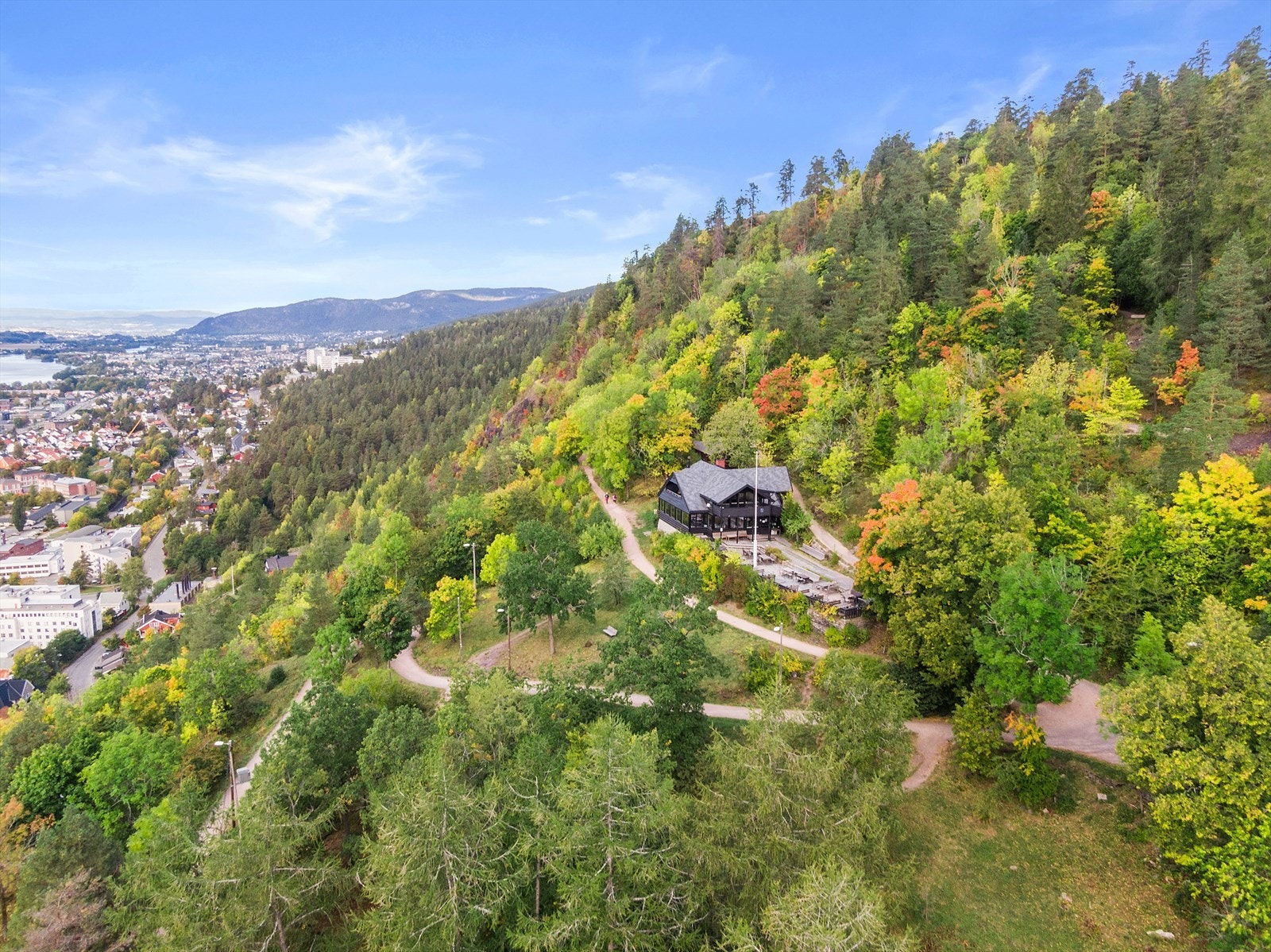 Boligen ligger fint til med umiddelbar nærhet til Hamborgstrømskogen med en rekke flotte turveier Galleribilde