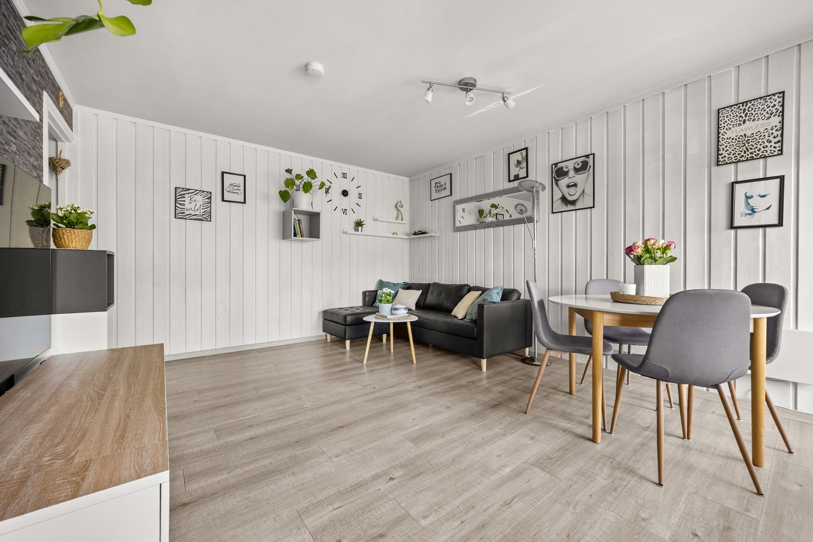 Stuen har god plass for både sofa og spisemøblement Galleribilde