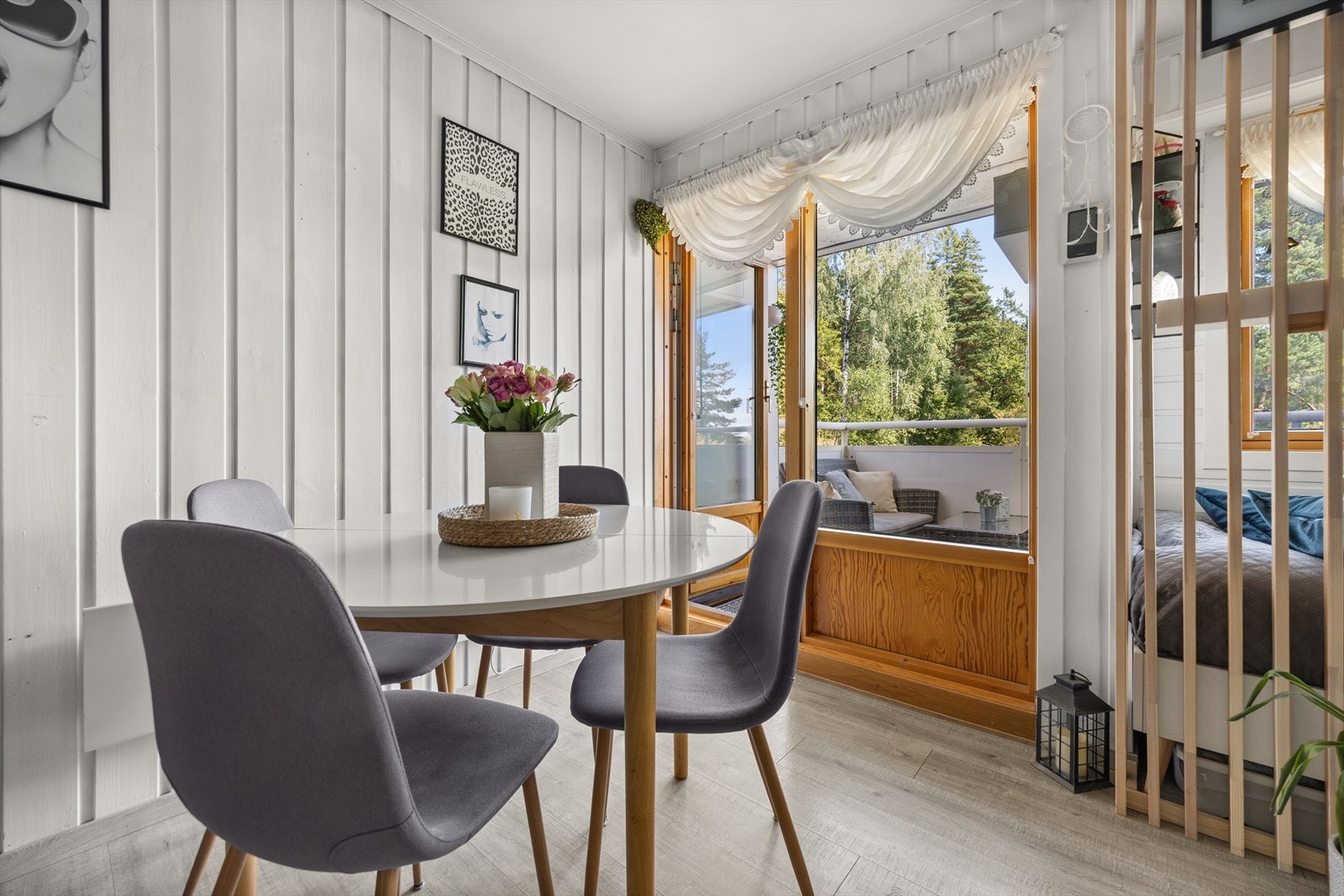 Fra stuen er det utgang til en hyggelig balkong Galleribilde