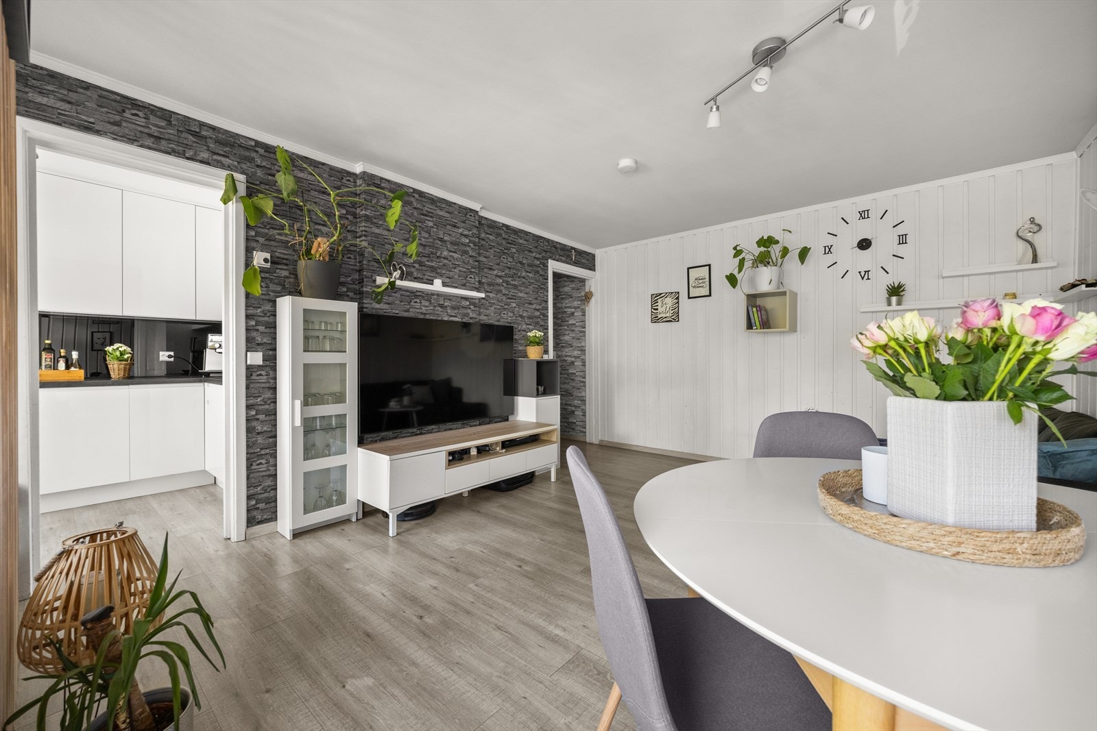 Fra hall kommer man inn til en lys og fin stue Galleribilde