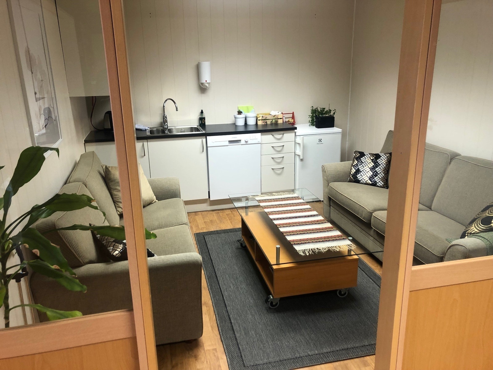 Spiserom med kjøkkenkrok Galleribilde