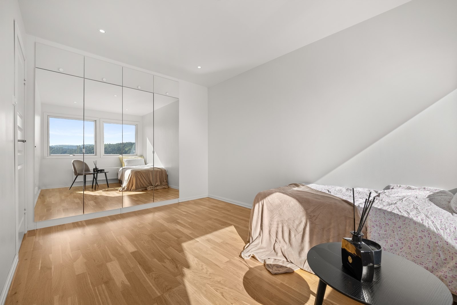 Soverom 3 - romslig garderobe med speilfront Galleribilde