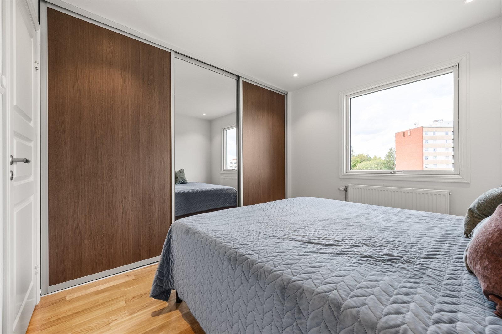 Hovedsoverom med romslig skyvedørsgarderobe Galleribilde