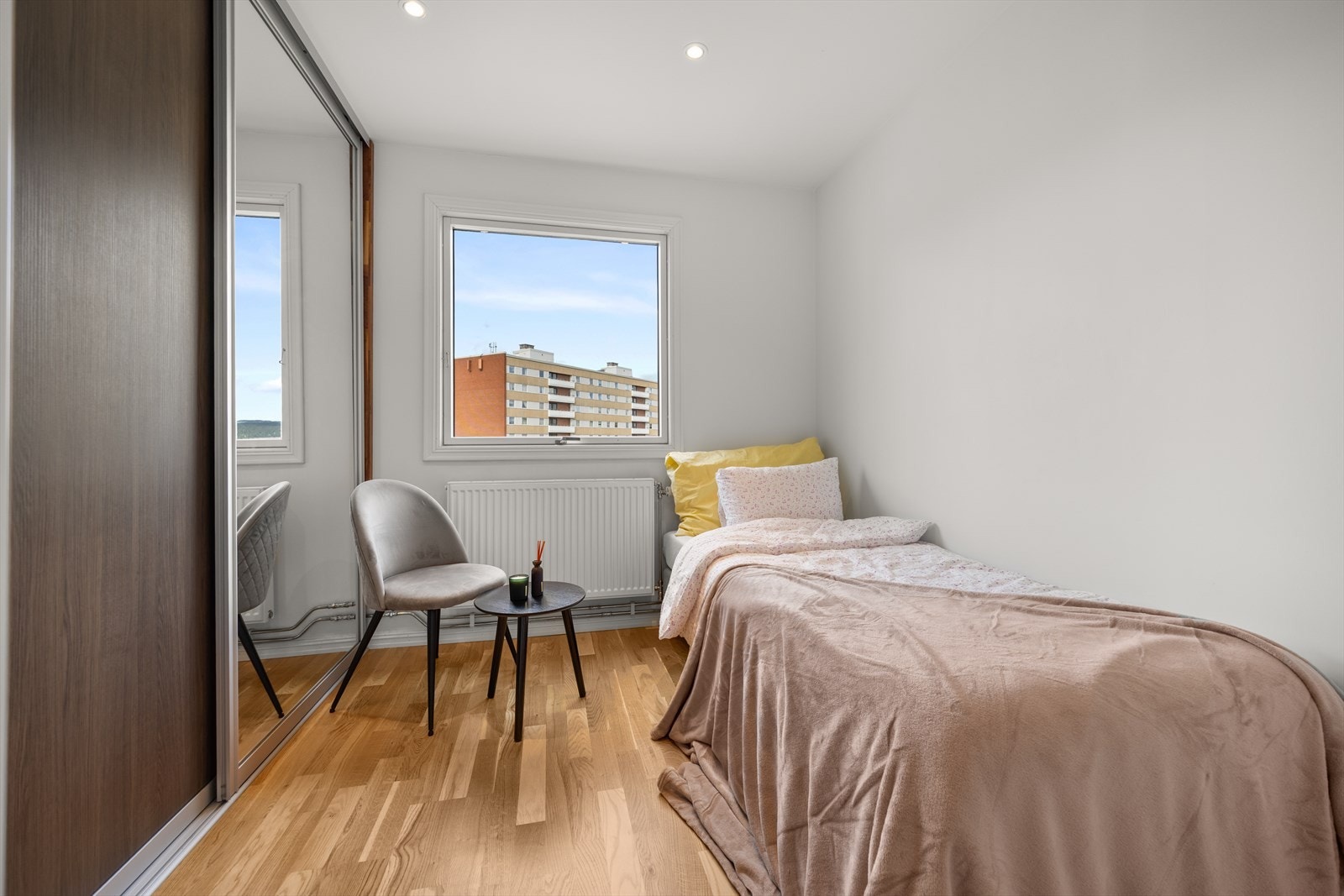 Soverom 2 - også denne med skyvedørsgarderobe Galleribilde